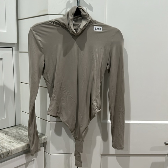 (6263) Wundermost Ultra-Soft Nulu Turtleneck Bodysuit in SMALL - Picture 5 of 9